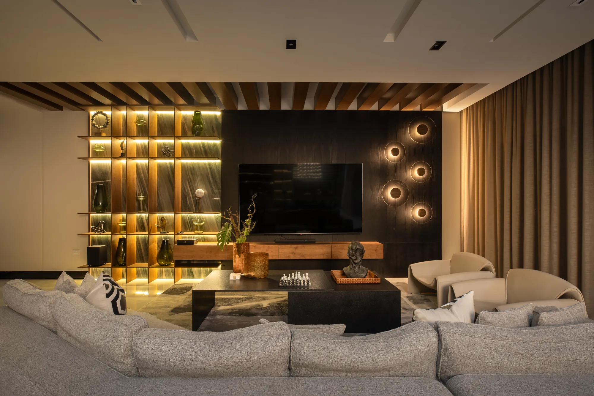 Muro de sala con paneles de madera, nichos e iluminación integrada
