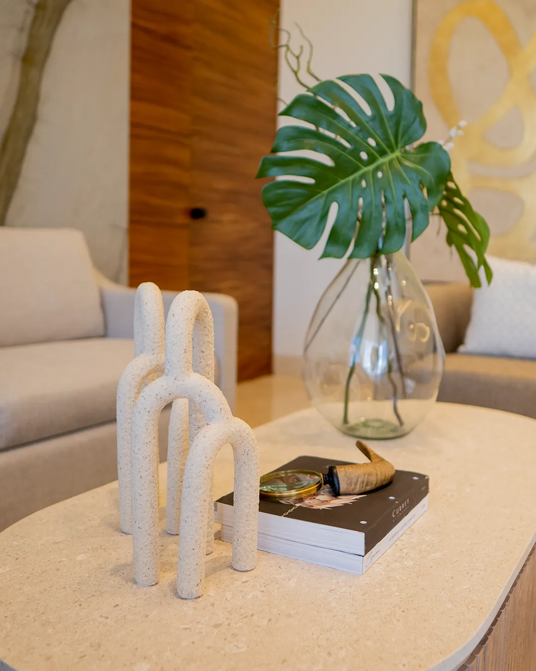 Accesorios decorativos sobre mesa de centro en un proyecto de interiorismo