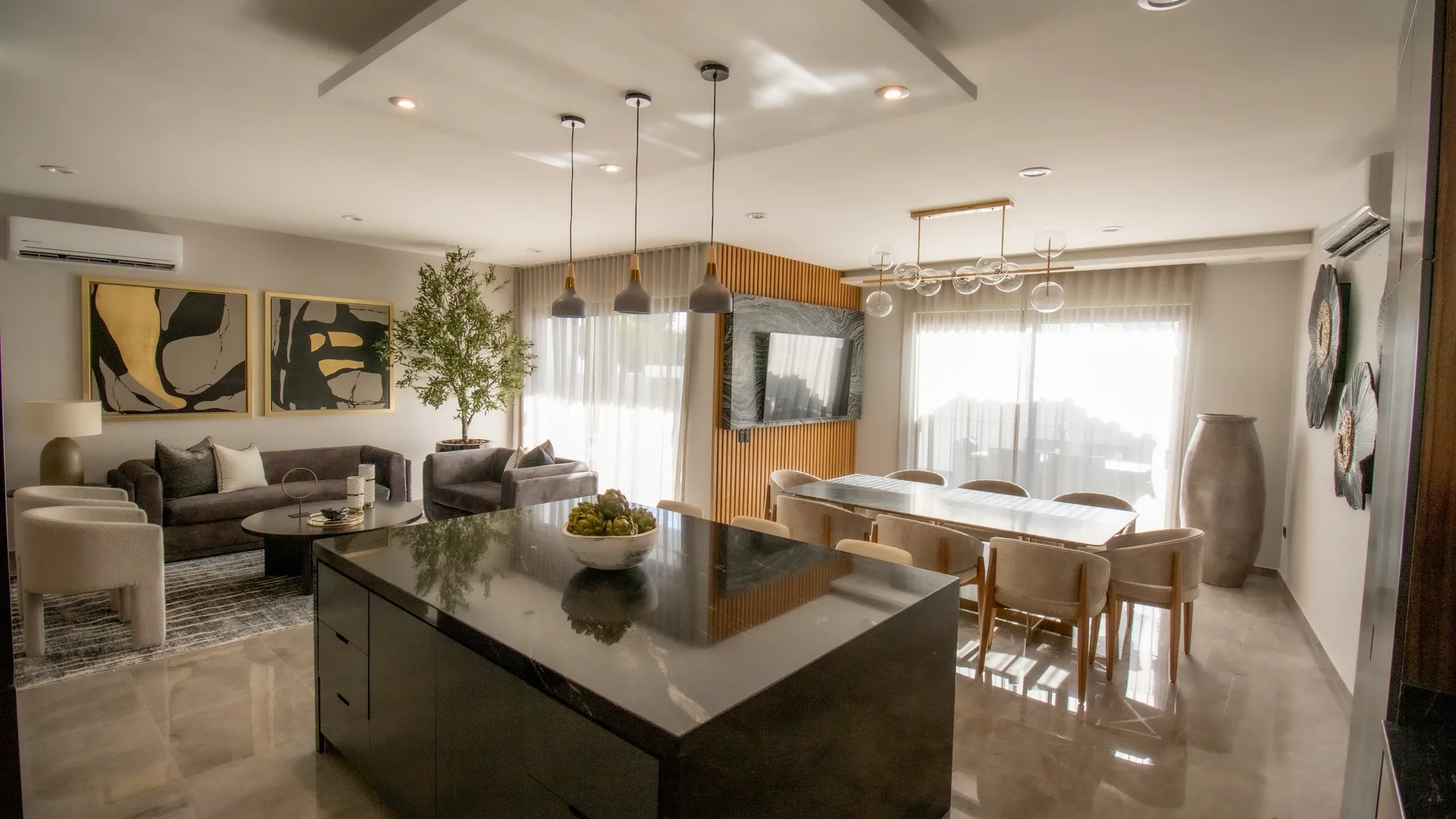 Cocina, comedor y sala ambientados en una residencia en Mazatlán
