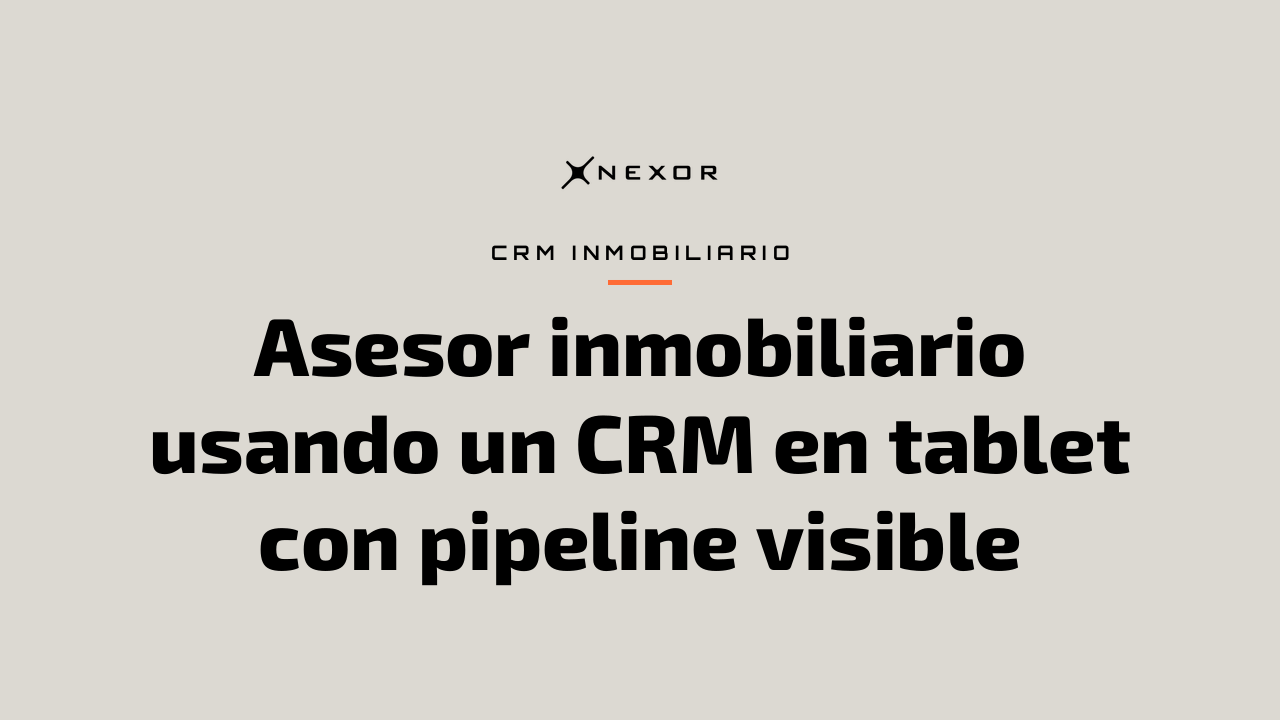 Asesor inmobiliario usando un CRM en tablet con pipeline visible