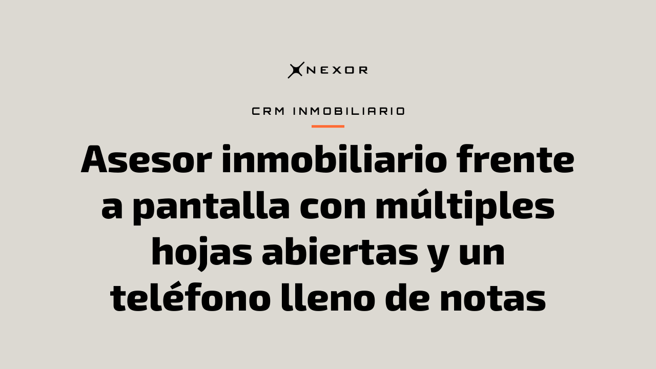 Asesor inmobiliario frente a pantalla con múltiples hojas abiertas y un teléfono lleno de notas