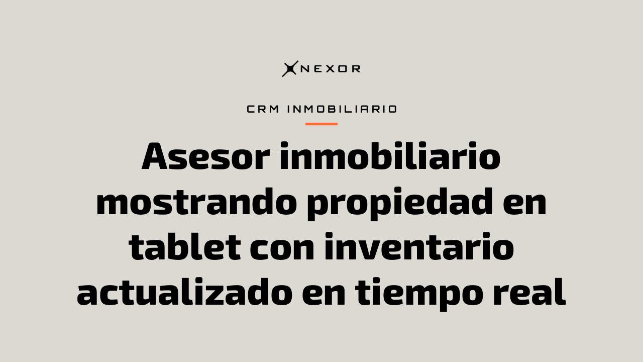 Asesor inmobiliario mostrando propiedad en tablet con inventario actualizado en tiempo real