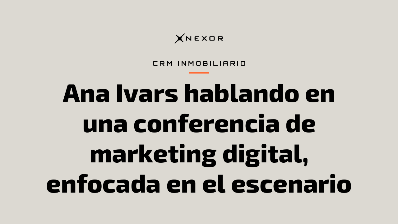Ana Ivars hablando en una conferencia de marketing digital, enfocada en el escenario