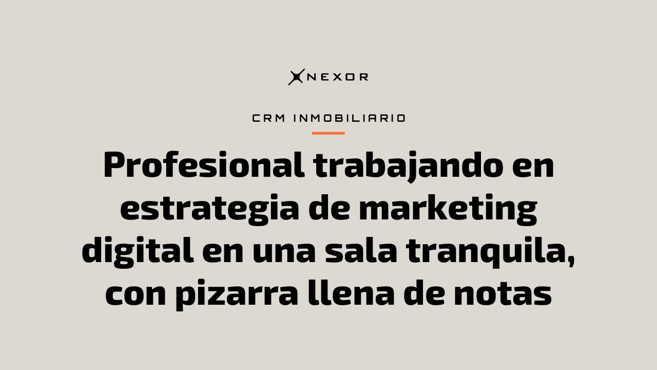 Profesional trabajando en estrategia de marketing digital en una sala tranquila, con pizarra llena de notas