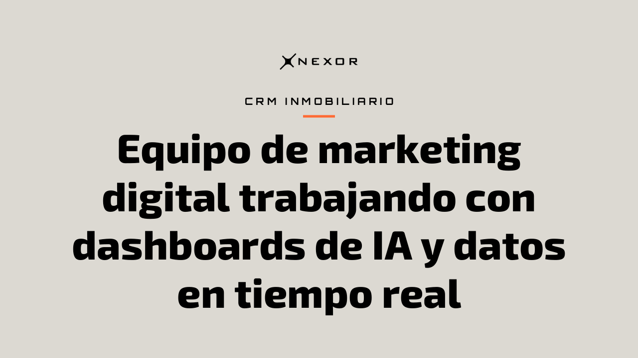 Equipo de marketing digital trabajando con dashboards de IA y datos en tiempo real