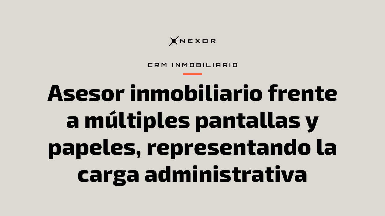 Asesor inmobiliario frente a múltiples pantallas y papeles, representando la carga administrativa