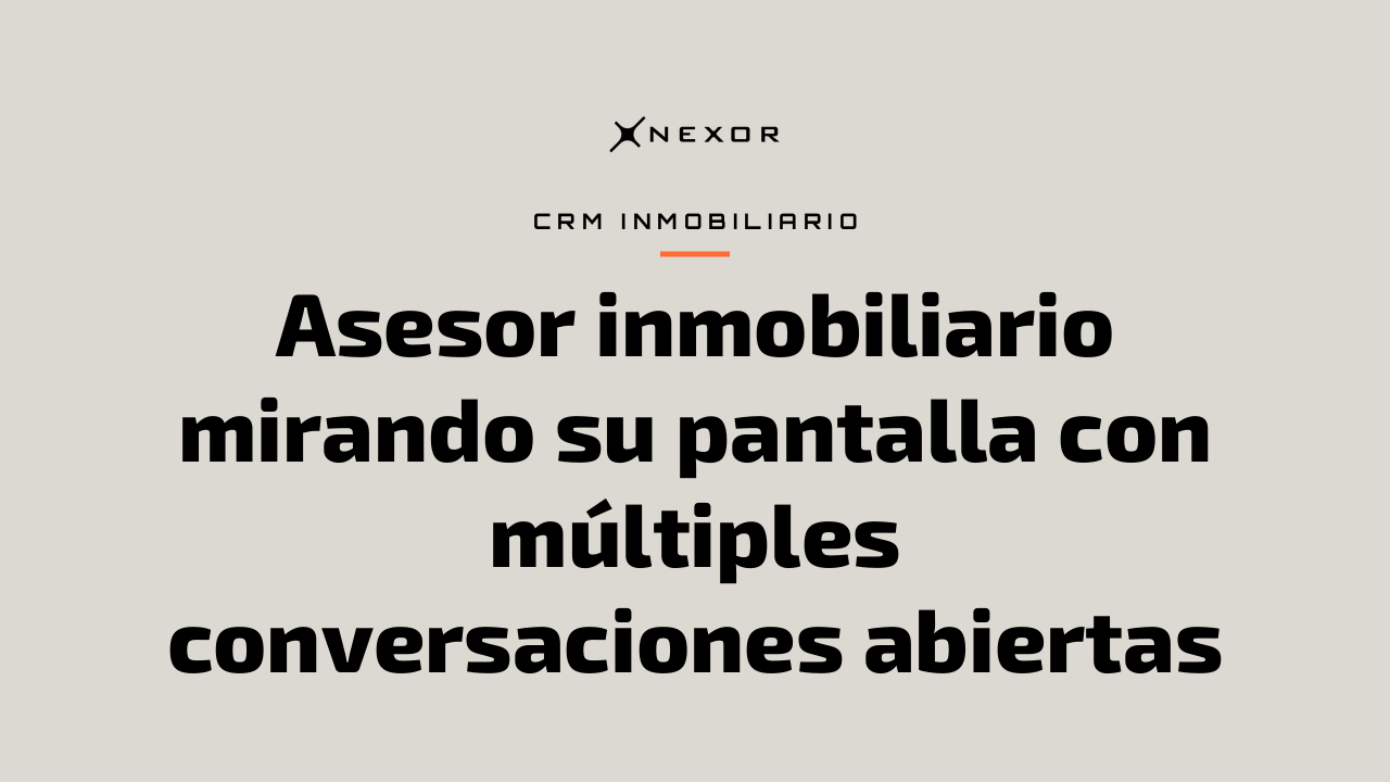 Asesor inmobiliario mirando su pantalla con múltiples conversaciones abiertas