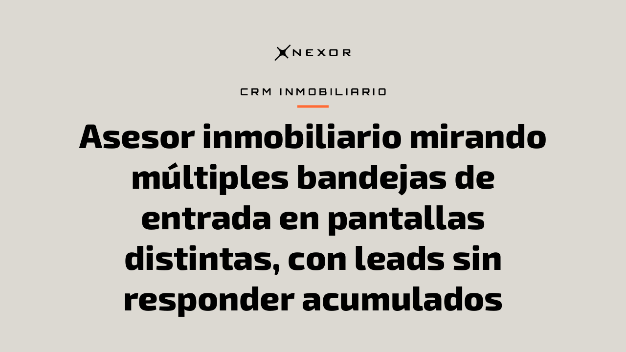Asesor inmobiliario mirando múltiples bandejas de entrada en pantallas distintas, con leads sin responder acumulados