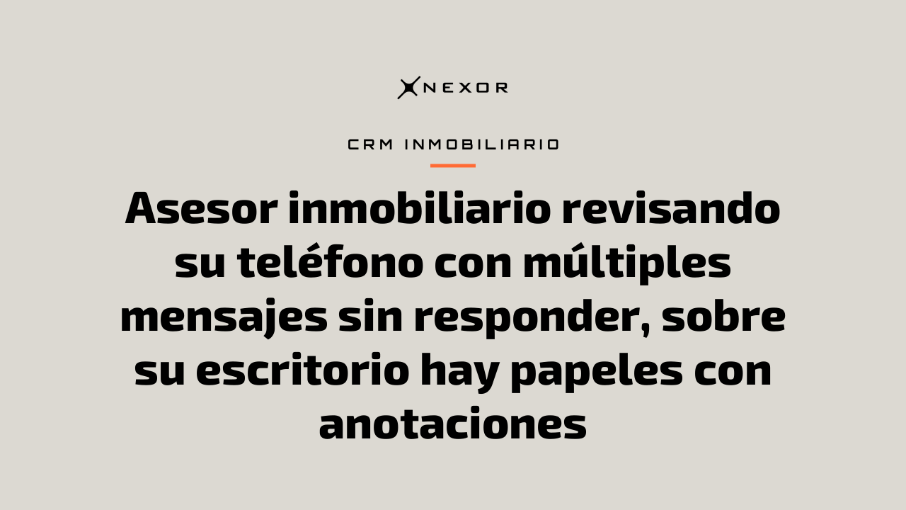 Asesor inmobiliario revisando su teléfono con múltiples mensajes sin responder, sobre su escritorio hay papeles con anotaciones