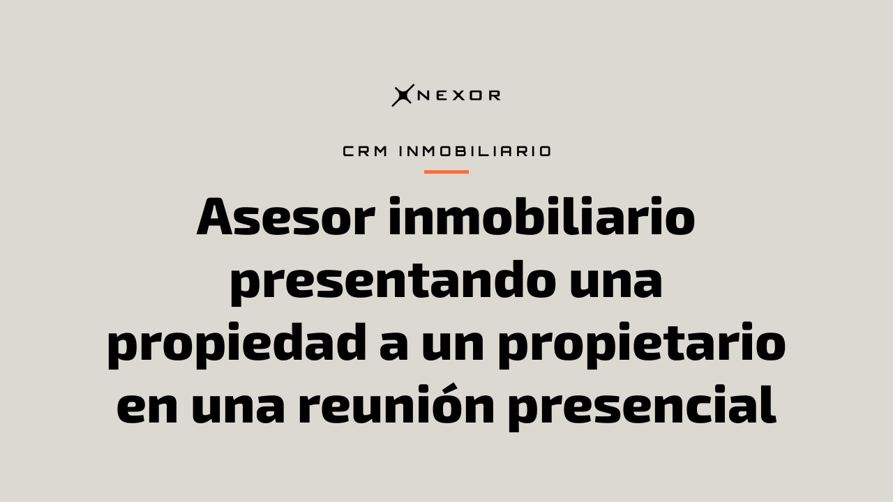 Asesor inmobiliario presentando una propiedad a un propietario en una reunión presencial