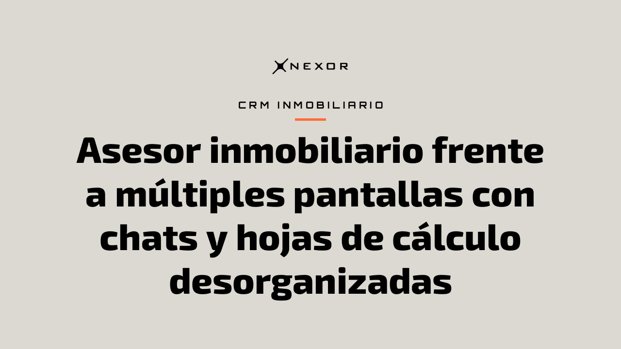 Asesor inmobiliario frente a múltiples pantallas con chats y hojas de cálculo desorganizadas