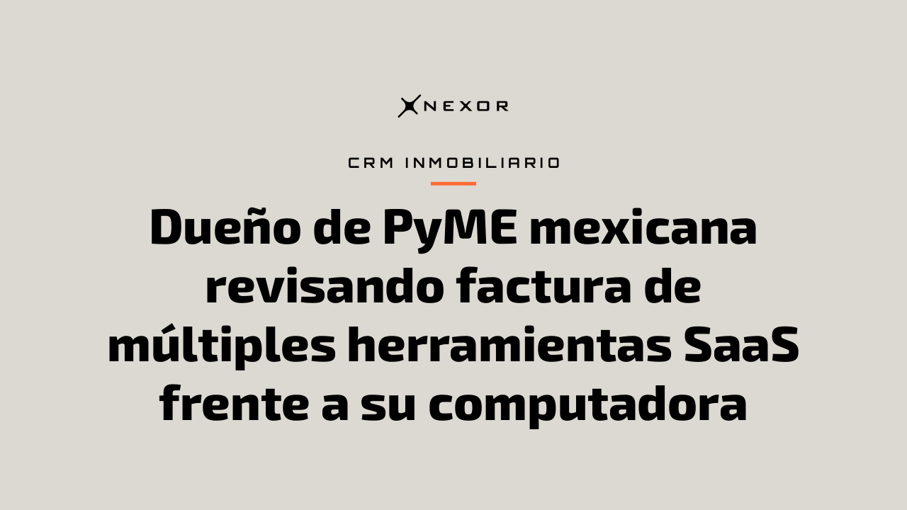 Dueño de PyME mexicana revisando factura de múltiples herramientas SaaS frente a su computadora
