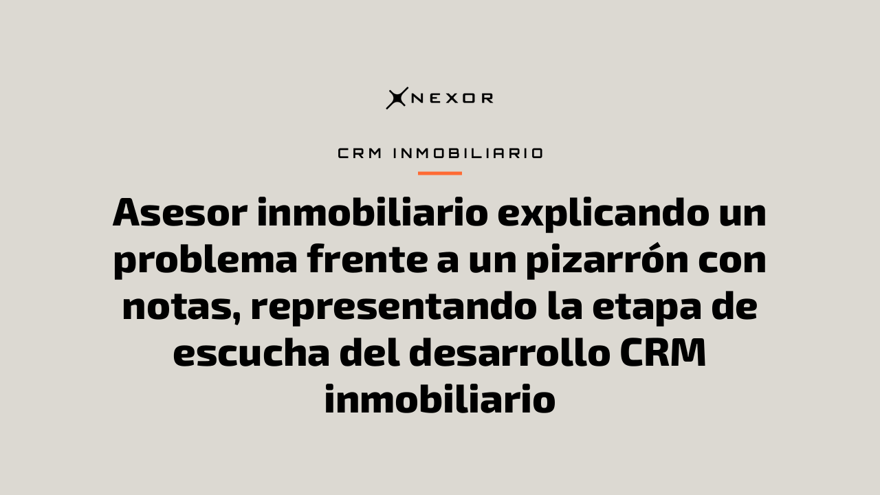 Asesor inmobiliario explicando un problema frente a un pizarrón con notas, representando la etapa de escucha del desarrollo CRM inmobiliario