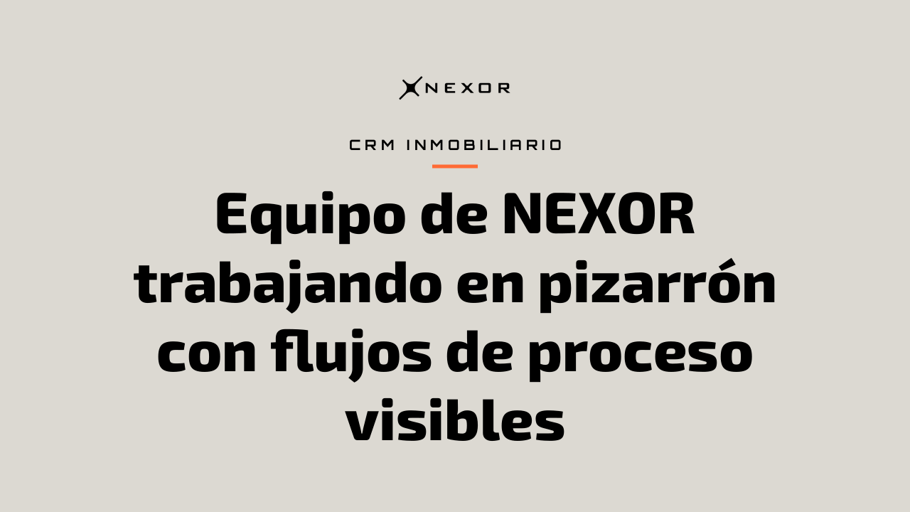 Equipo de NEXOR trabajando en pizarrón con flujos de proceso visibles