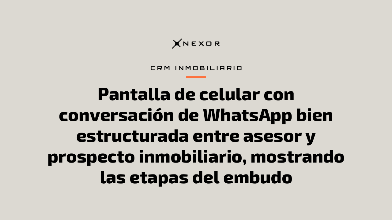 Pantalla de celular con conversación de WhatsApp bien estructurada entre asesor y prospecto inmobiliario, mostrando las etapas del embudo
