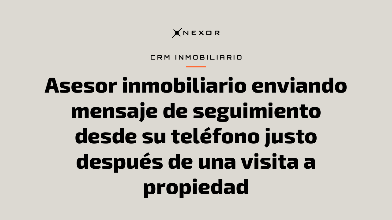 Asesor inmobiliario enviando mensaje de seguimiento desde su teléfono justo después de una visita a propiedad