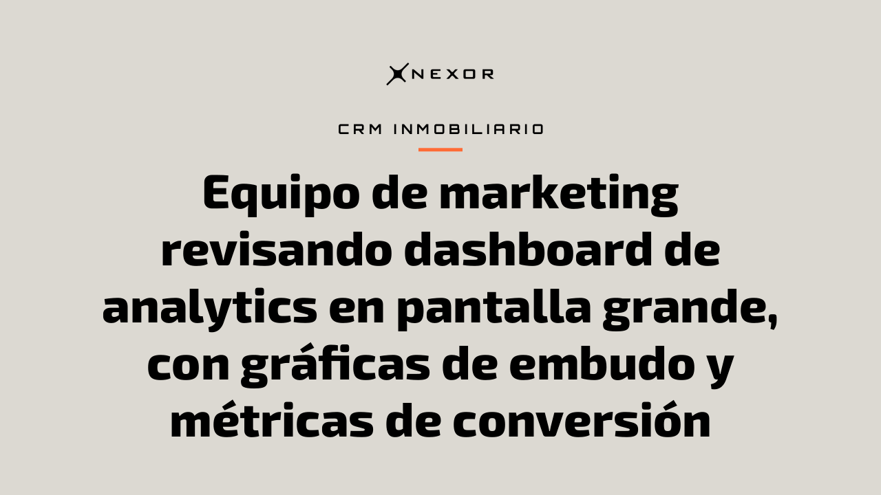 Equipo de marketing revisando dashboard de analytics en pantalla grande, con gráficas de embudo y métricas de conversión
