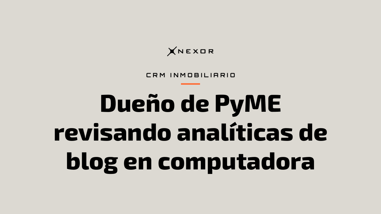 Dueño de PyME revisando analíticas de blog en computadora