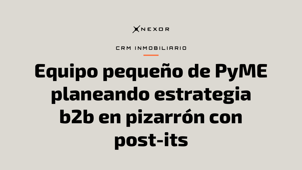 Equipo pequeño de PyME planeando estrategia b2b en pizarrón con post-its