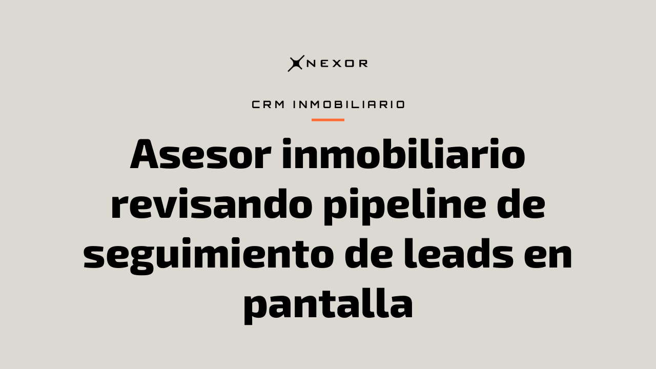 Asesor inmobiliario revisando pipeline de seguimiento de leads en pantalla