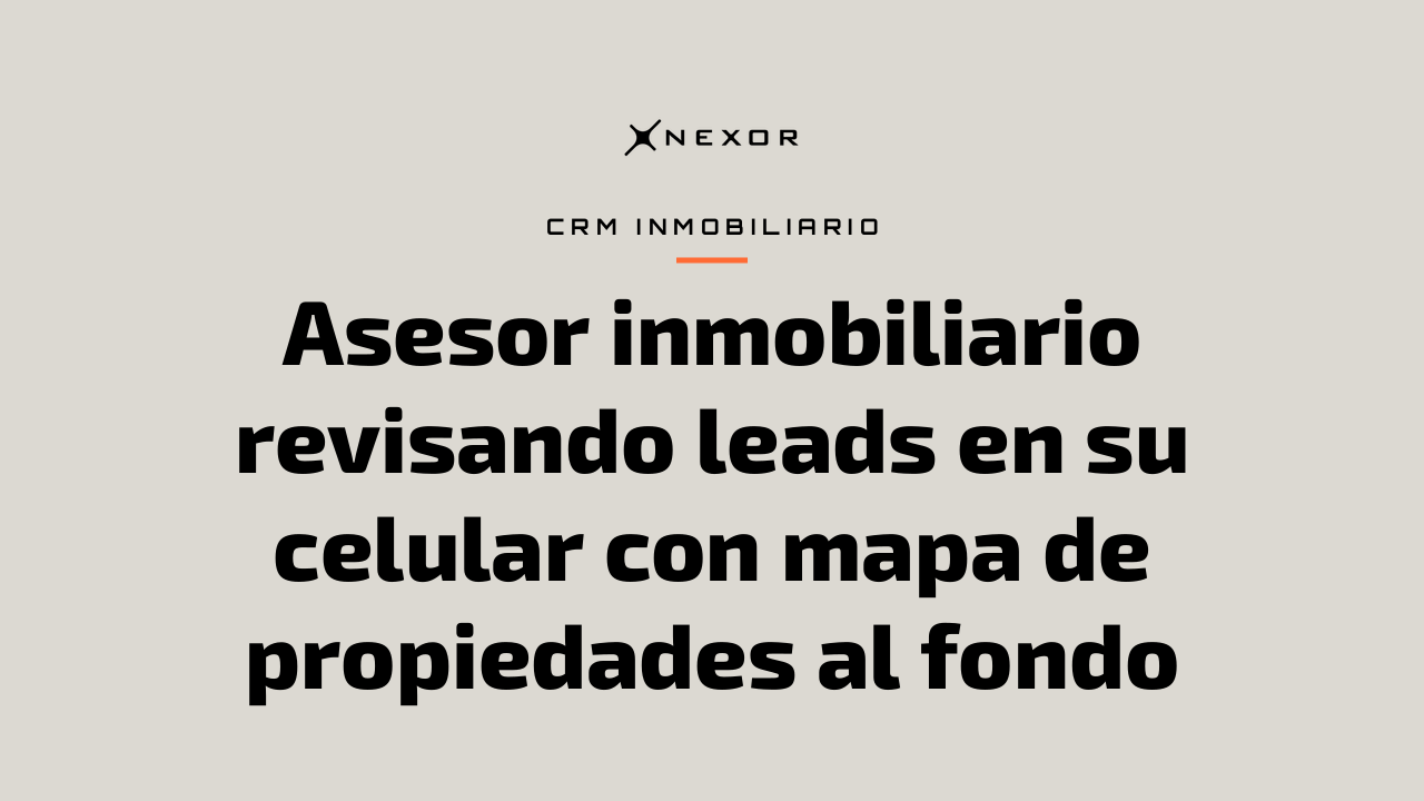 Asesor inmobiliario revisando leads en su celular con mapa de propiedades al fondo