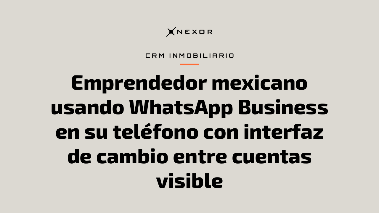 Emprendedor mexicano usando WhatsApp Business en su teléfono con interfaz de cambio entre cuentas visible
