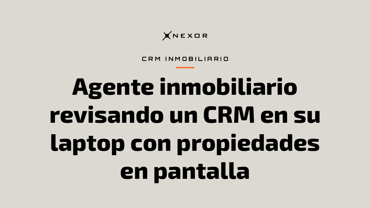 Agente inmobiliario revisando un CRM en su laptop con propiedades en pantalla